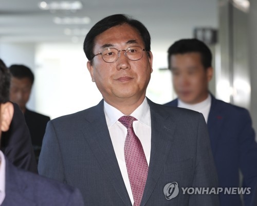 법정 들어서는 나용찬 괴산군수