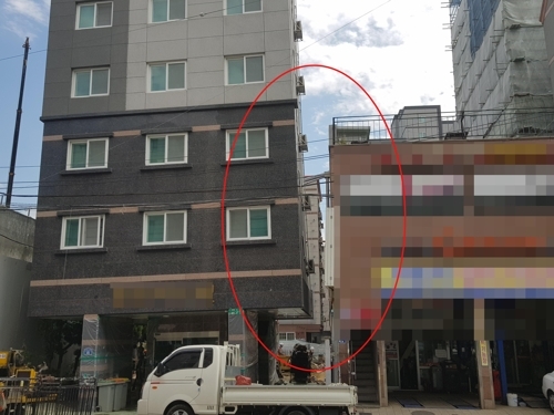 건물이 기울어 지면서 건물 사이 간격이 넓어지고 있다