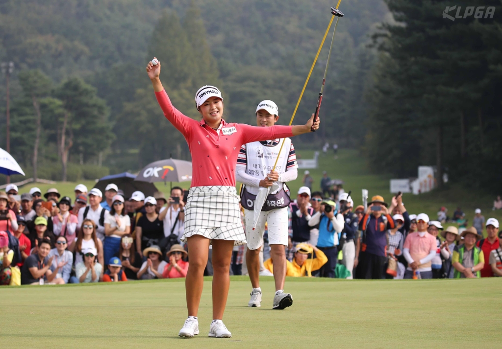 우승을 확정짓고 기뻐하는 이정은.(KLPGA 제공)