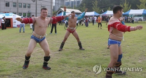 몽골 전통 씨름의 독수리 춤