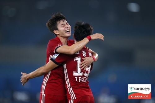 부산, 9명으로 서울E와 2-2 무승부…10경기 무패 - 1