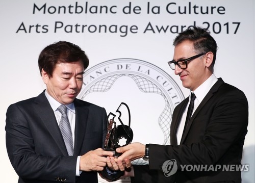 (서울=연합뉴스) 이재희 기자 = 26일 오전 서울 종로구 가나아트센터에서 열린 '제26회 몽블랑 문화예술 후원자상 시상식'에서 샘 바더윌 몽블랑 문화재단 공동 이사장(오른쪽)이 한국 수상자인 이호재 가나아트·서울옥션 회장에게 상패를 수여하고 있다. 2017.9.26 scape@yna.co.kr