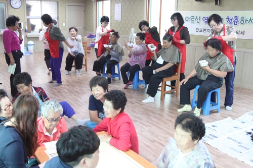 자원봉사자들의 행복경로당 염색 서비스