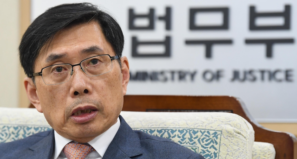 연합뉴스와 인터뷰하는 박상기 법무부 장관. 