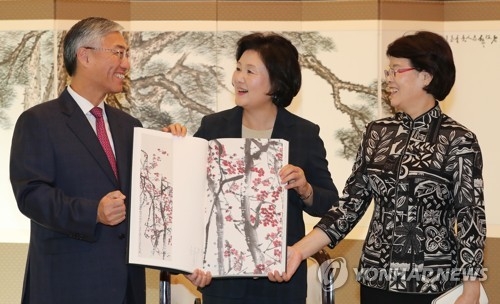 김정숙 여사, 주한 중국대사 내외와 '치바이스' 화집 감상