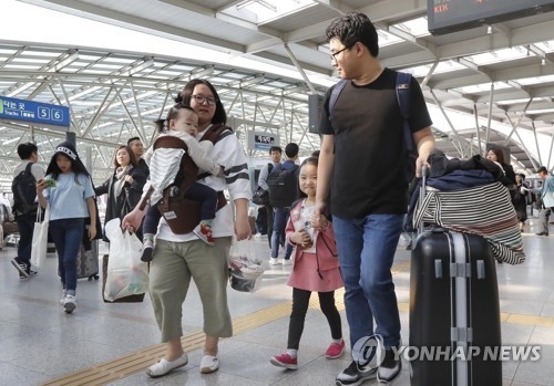 추석 연휴 시작, 고향가는 귀성객 (서울=연합뉴스) 이상학 기자 = 추석 연휴가 시작된 30일 오전 서울역에서 시민들이 고향으로 가는 열차를 타기 위해 이동하고 있다. 2017.9.30leesh@yna.co.kr(끝)