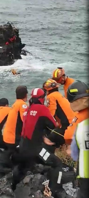 낚시객 구조하는 해양경찰