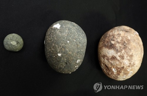 명량해협서 발굴한 돌탄환(왼쪽 첫번째), 오른쪽 돌포탄에 비해 크기가 훨씬 작다.
