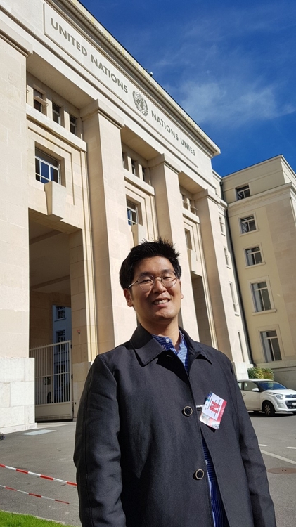 (서울=연합뉴스) '양심적 병역거부'로 투옥된 첫 사법연수원 출신 법조인 백종건(33) 변호사가 스위스 제네바 유엔본부 앞에 서 있다. <<백종건 변호사 제공>> 2017.10.12