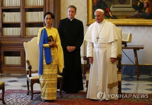 지난 5월 수교 당시의 교황(오른쪽)과 아웅산 수치(왼쪽)[epa=연합뉴스 자료사진]
