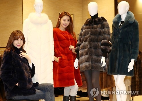 젊어지는 모피 구매…신세계백화점 "3040 비중 늘고 5060 감소" - 1
