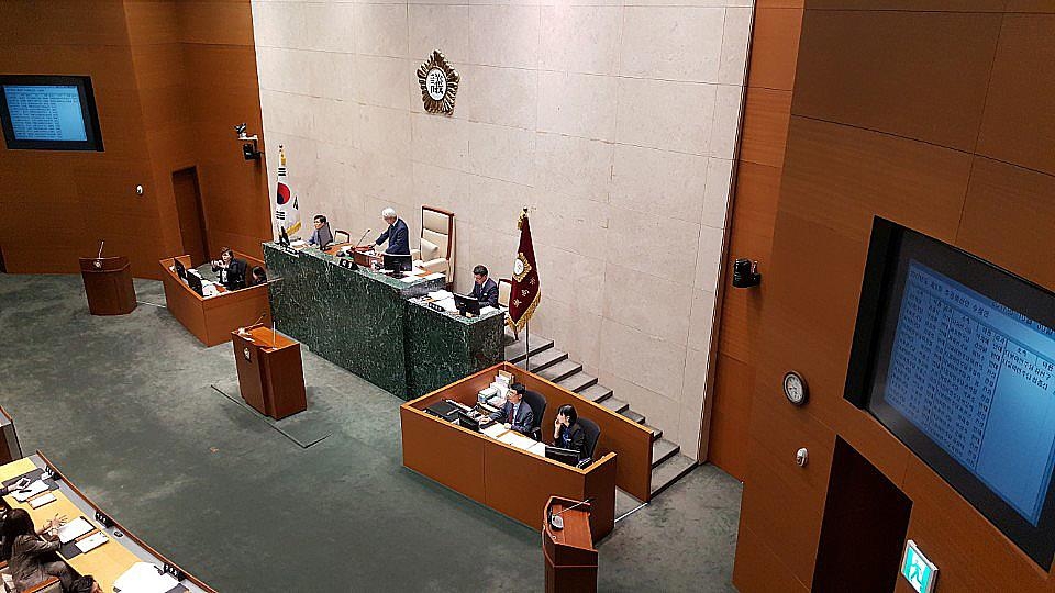 성남시의회, 고교 무상교복 예산 기명표결 '부결'