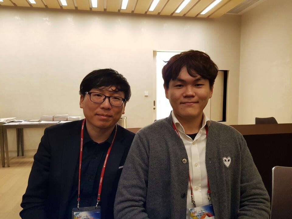 모국방문 교육 수료생인 정바름(왼쪽)씨와 민원홍씨