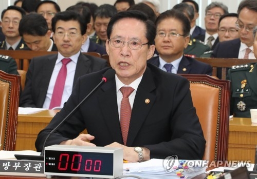 답변하는 국방부 장관