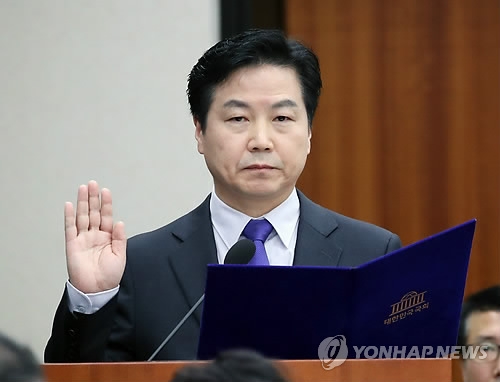 선서하는 홍종학 후보자(서울=연합뉴스) 김도훈 기자 = 홍종학 중소벤처기업부 장관 후보자가 10일 오전 국회 산업통상자원중소벤처기업위원회에서 열린 인사청문회에서 선서를 하고 있다. 2017.11.10superdoo82@yna.co.kr(끝)