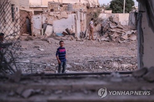 포격으로 무너진 건물 너머의 시리아 어린이[EPA=연합뉴스 자료사진]