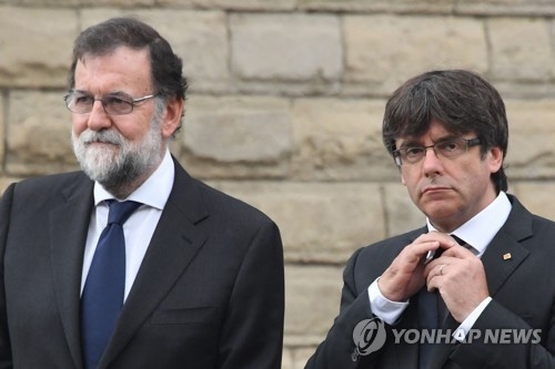 지난 8월 바르셀로나 차량테러 희생자 추모식에 나란히 참석한 스페인의 마리아노 라호이 총리(왼쪽)과 카탈루냐 자치정부의 카를레스 푸지데몬 당시 수반 [AFP=연합뉴스 자료사진]