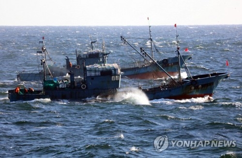 불법조업 중인 중국 어선 [연합뉴스 자료사진]