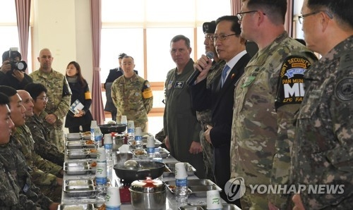 JSA 한국측 경비대대 병영식당에서 발언하는 송영무 국방부 장관