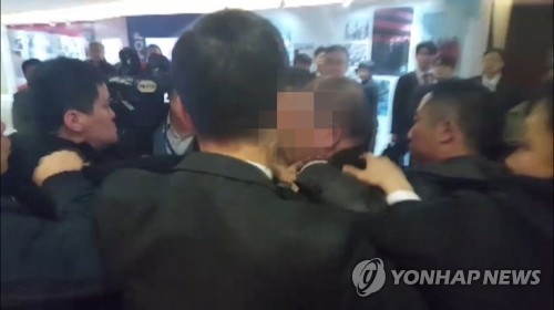중국 측 경호 관계자에게 폭행 당하는 한국 사진기자.[연합DB]