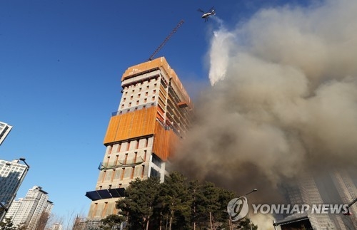 수원 광교 오피스텔 공사장서 큰불…1명 사망·14명 부상(종합2보) - 2