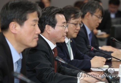 가상통화 금융권 점검회의에서 발언중인 김용범 금융위 부위원장
