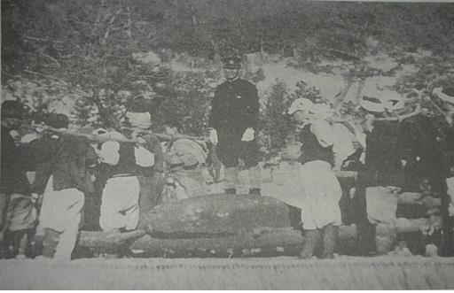 사진은 1940년 소록도갱생원 환자들이 무거운 돌을 목도로 나르며 작업하는 모습으로 가운데는 작업을 감시, 통제하는 직원이 서 있는 모습이다. [국립소록도병원]