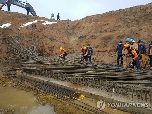 다리 공사 중 무너진 철근더미[연합뉴스 자료사진]