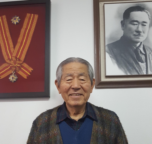 성재 선생이 받은 건국훈장 대통령장과 성재 선생 사진 앞에서 류준형 성재이동휘선생기념사업회 회장이 포즈를 취하고 있다.