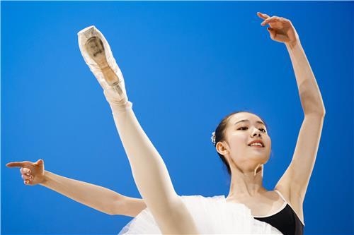 길고 우아하게 (로잔 EPA=연합뉴스) 29일 스위스 서부 도시 로잔에서 열린 제46회 로잔 국제 발레 콩쿠르(Prix de Lausanne)에서 한 동양인 참석자가 기본 동작을 선보이고 있다.