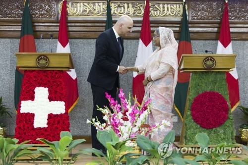알랭 베르세 스위스 대통령(왼쪽)과 셰이크 하시나 방글라데시 총리가 5일(현지시간) 방글라데시 다카에서 공동 기자회견 후 악수하고 있다. [EPA=연합뉴스] 