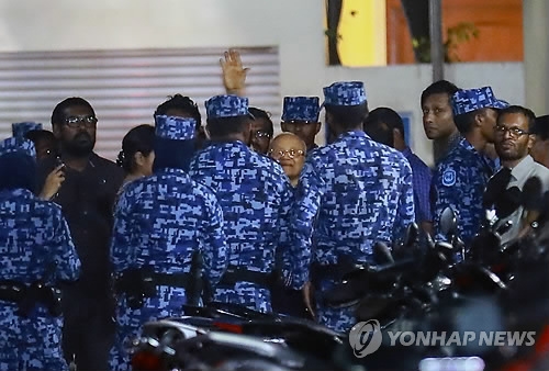 경찰에 체포되는 몰디브 전 대통령
