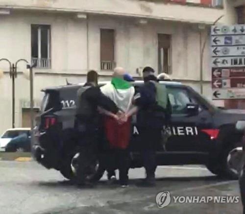 체포되는 총격범 트라이니 [로이터=연합뉴스] 