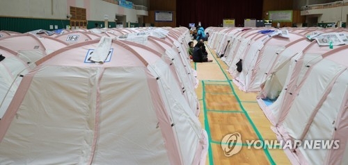 (포항=연합뉴스) 이승형 기자 = 11일 새벽 경북 포항에서 규모 4.6 지진이 난 가운데 이날 저녁 대피소인 흥해체육관에서 이재민들이 삼삼오오 모여 이야기를 나누고 있다. 2018.2.11