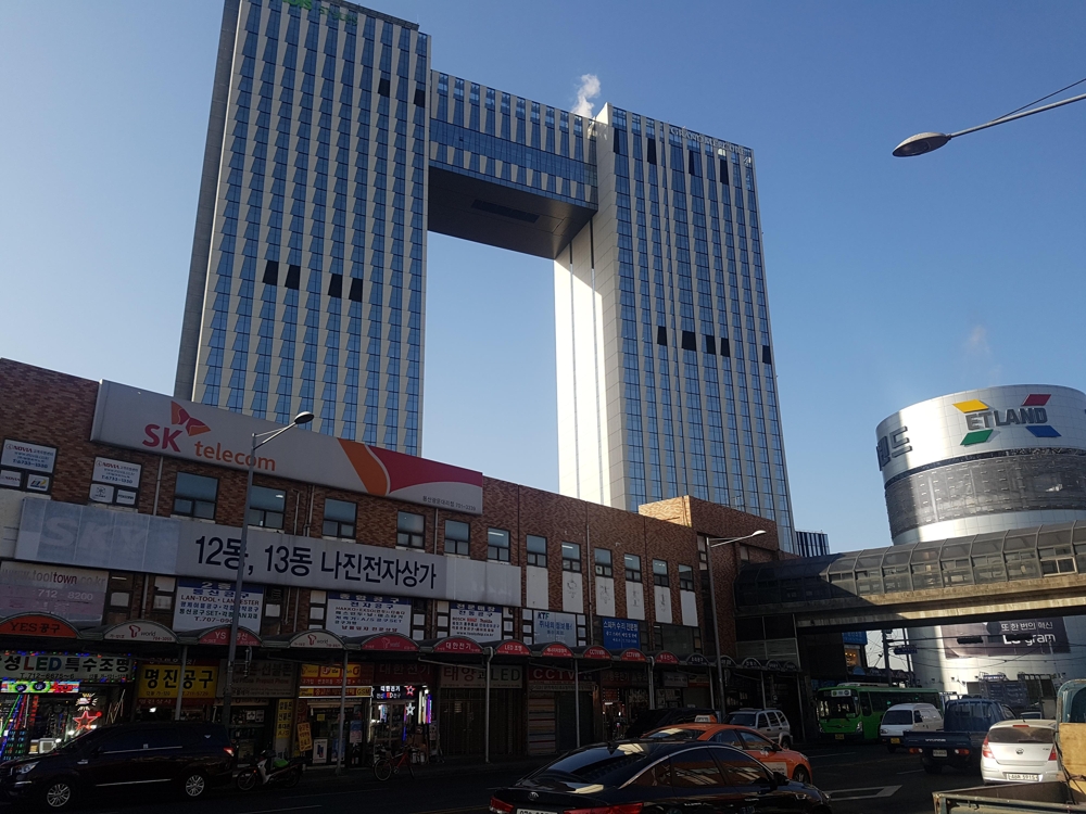 용산전자상가. 최근 세워진 고층 호텔과 대조를 이룬다
