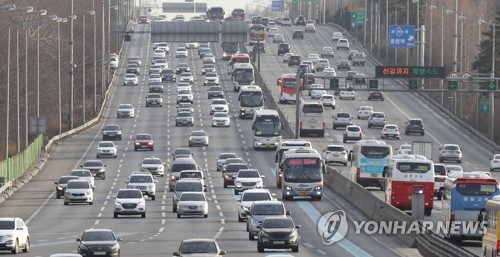 귀경차량 가득한 경부고속도로 [연합뉴스 자료사진]