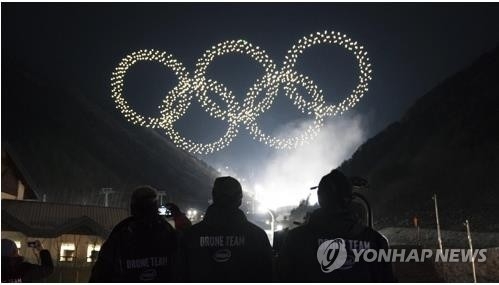 평창 동계올림픽 개막식에서 1천218대의 드론이 하늘에 오륜 마크를 그려 보이고 있다. [연합뉴스 자료 사진]
