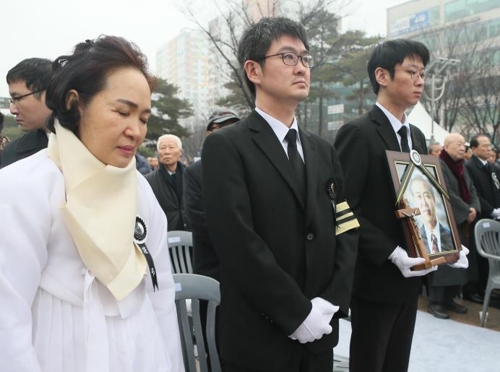 최기선 전 시장 기리는 유족들