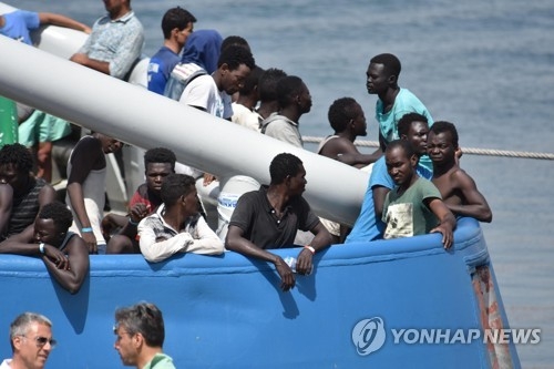 지중해에서 구조된 아프리카 난민을 실은 배가 이탈리아 시칠리아 섬 카타니아 항만에 들어오고 있다 [EPA=연합뉴스] 