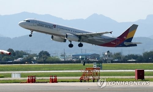 김해공항 이륙하는 항공기