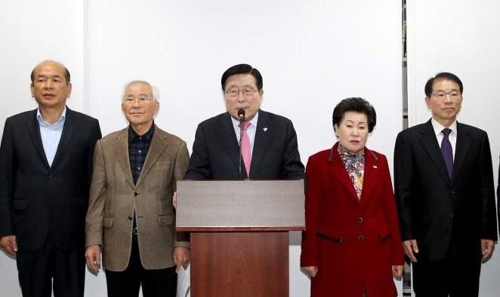 재선 도전 선언하는 한상기(가운데) 태안군수