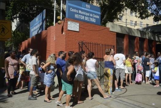 리우데자네이루 시내 보건소 앞에 황열병 백신을 접종하려는 주민들이 줄을 서 있다. [국영 뉴스통신 아젠시아 브라질]