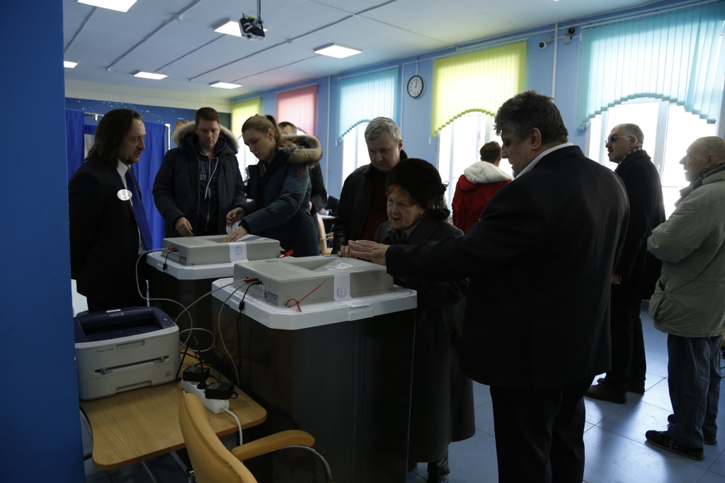 (모스크바=연합뉴스) 모스크바 시내 로츠델스카야 거리의 학교에 차려진 제90번 투표소에서 유권자들이 투표하고 있다. 