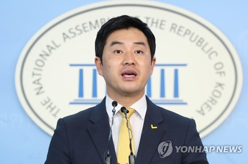 정의당 "피랍선원 신병 확보 만전 기울여 달라" - 1