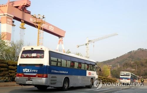 (창원=연합뉴스) 김동민 기자 = 10일 오전 경남 창원시 진해구 STX조선해양 정문으로 STX조선 통근버스가 들어가고 있다. 2018.4.10