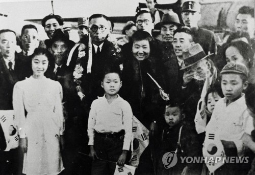 귀국을 위해 상하이 공항에 도착한 임시정부 요인들