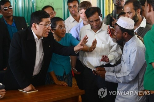 로힝야족 대표와 만난 미얀마 장관(왼쪽)[AFP=연합뉴스 자료사진]