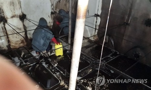 노인요양시설 시커먼 물탱크 내부