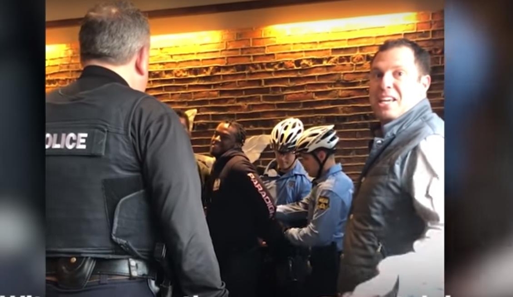 미국 필라델피아의 한 스타벅스 매장서 흑인 남성을 체포하는 경찰