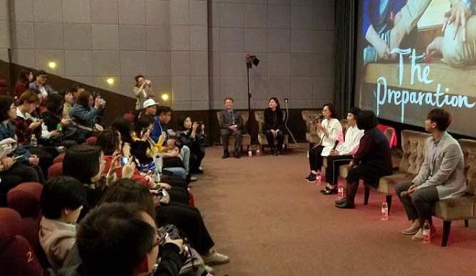 중국 관객과 대화하는 배우 고두심 (베이징=연합뉴스) 김진방 특파원 = 16일 중국 베이징(北京) UME국제극장에서 열린 영화 채비 상영회 '관객과의 대화'에서 주연배우 고두심이 관객들의 질문에 답하고 있다. 2018.4.16 chinakim@yna.co.kr(끝)